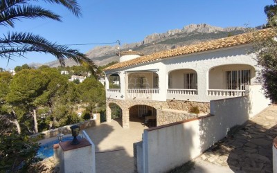 Bonita y amplia villa mediterránea con grandes terrazas. 